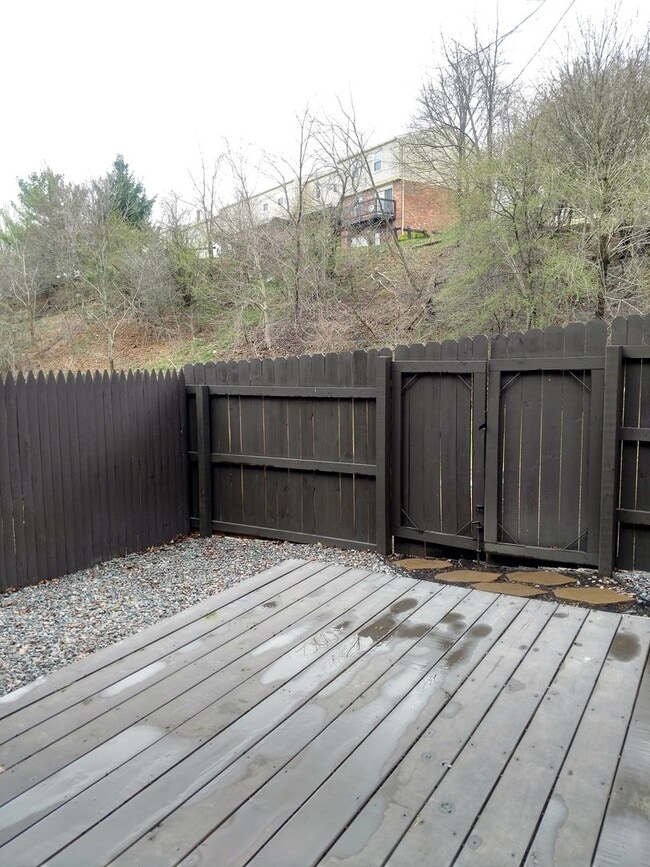 Building Photo - Beautiful Townhouse in Quail Run Community