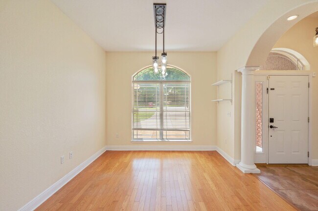 Building Photo - 618 Territory Ln