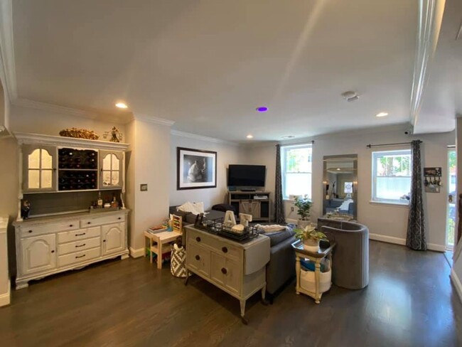 Building Photo - Lovely 3 Bedroom Townhouse in Southwest Wa...