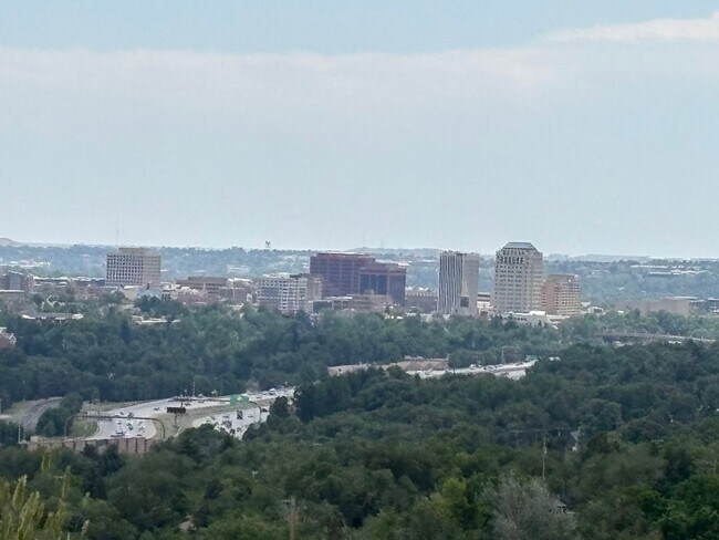 Building Photo - Luxury 4 Bed Townhome for Rent | Mountain Views, Central Location & Modern Design