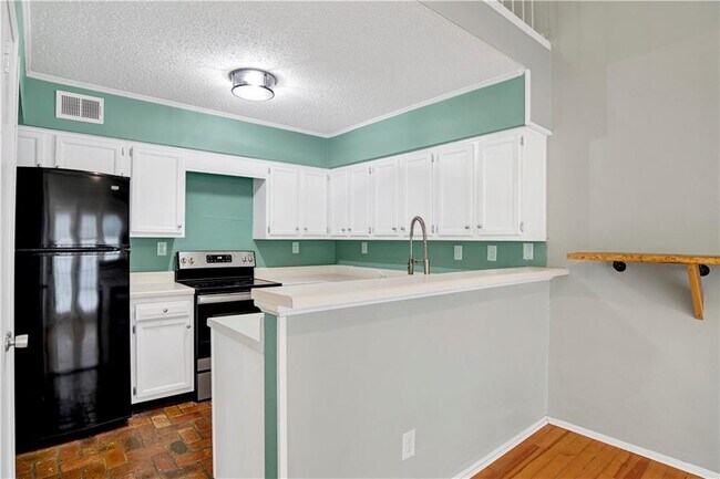 Building Photo - 5900 Grelot Rd