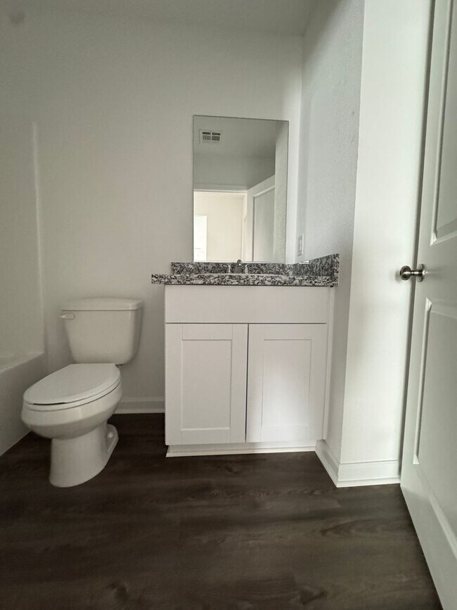Building Photo - 3 bedroom Newer home