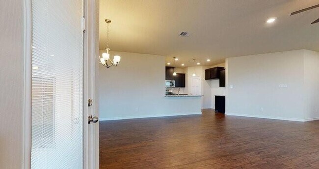 Building Photo - 3 Bedroom, 2 Bath in Midtown Subdivision C...
