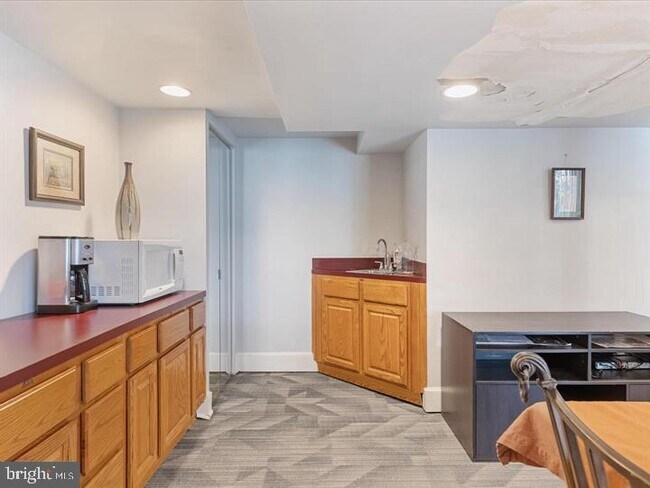 Building Photo - 1515 S Arlington Ridge Rd