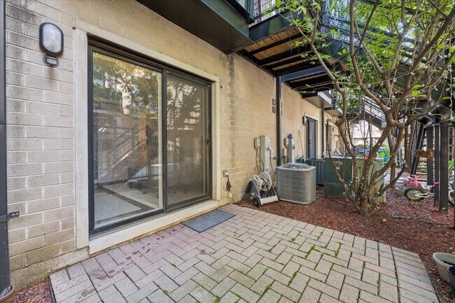 Building Photo - 1713 W Diversey Pkwy