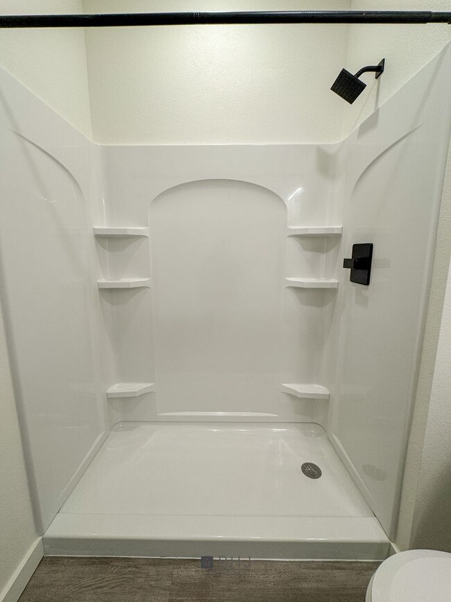 Building Photo - BRAND NEW Pet Friendly 1 bed/ 1 bath apart...