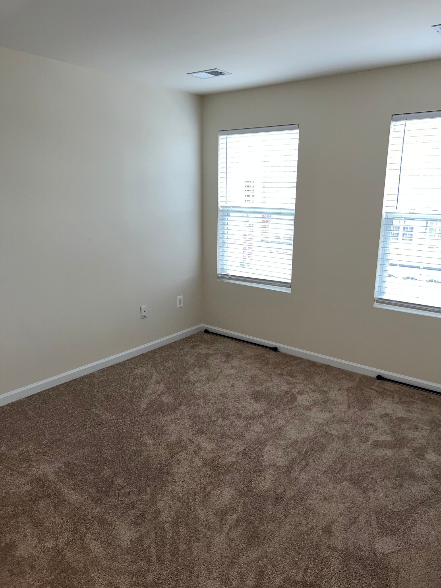 Building Photo - 5 Lookout Dr