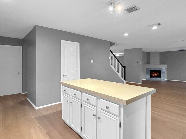 Building Photo - Freshly Updated 4-Bedroom Home with Pool, Fireplace & New Flooring in Universal City