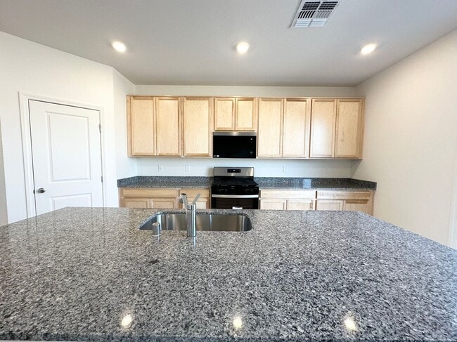 Building Photo - Beautiful and well-maintained home