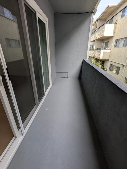 Building Photo - 11030 Moorpark St