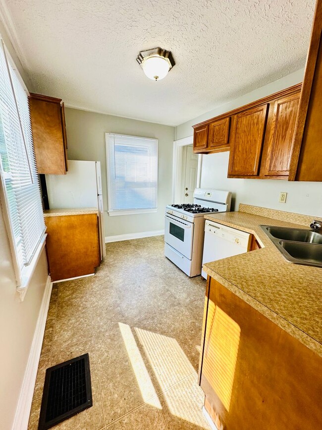 Building Photo - Charming 4 Bedroom by Churchill Downs
