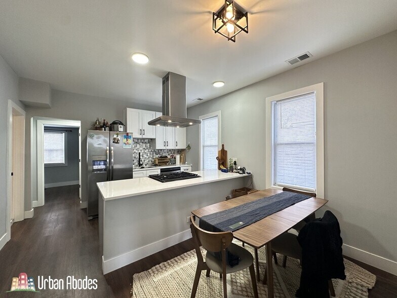 Building Photo - 1721 N Mozart St