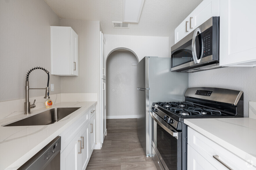 1BR, 1BA - 750SF - Kitchen - Talésai Apartments