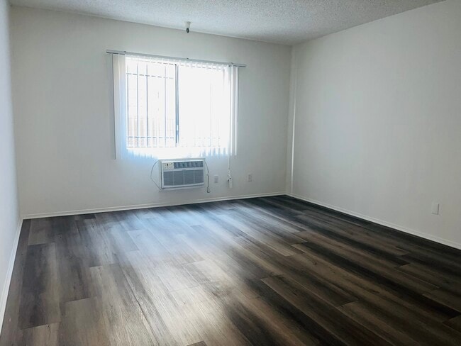 Building Photo - 943 Elden Ave