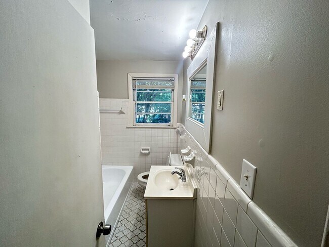 Building Photo - 1414 S Kilbourne Rd