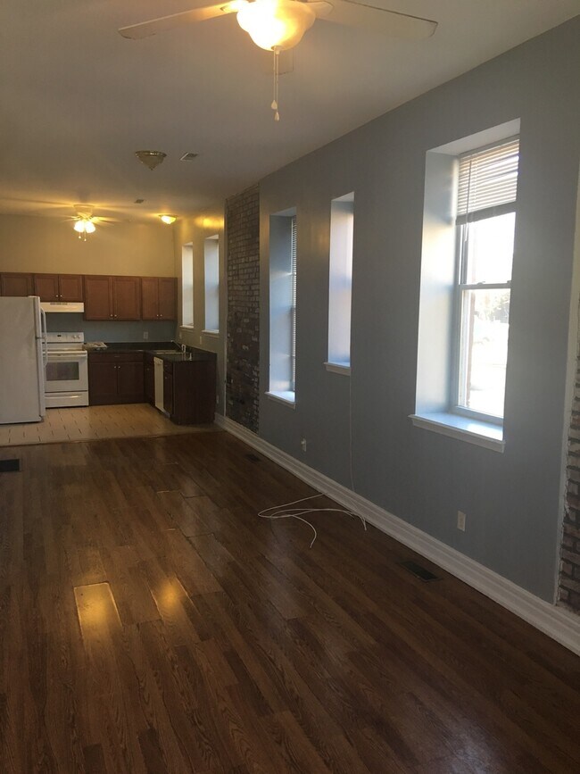 Building Photo - 2029 Russell Blvd