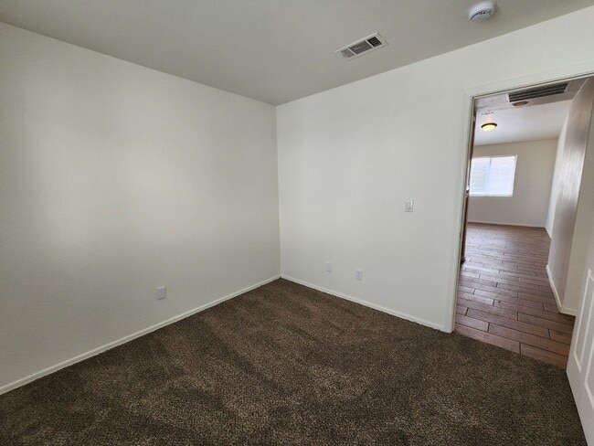 Building Photo - Lovely Single Story Home