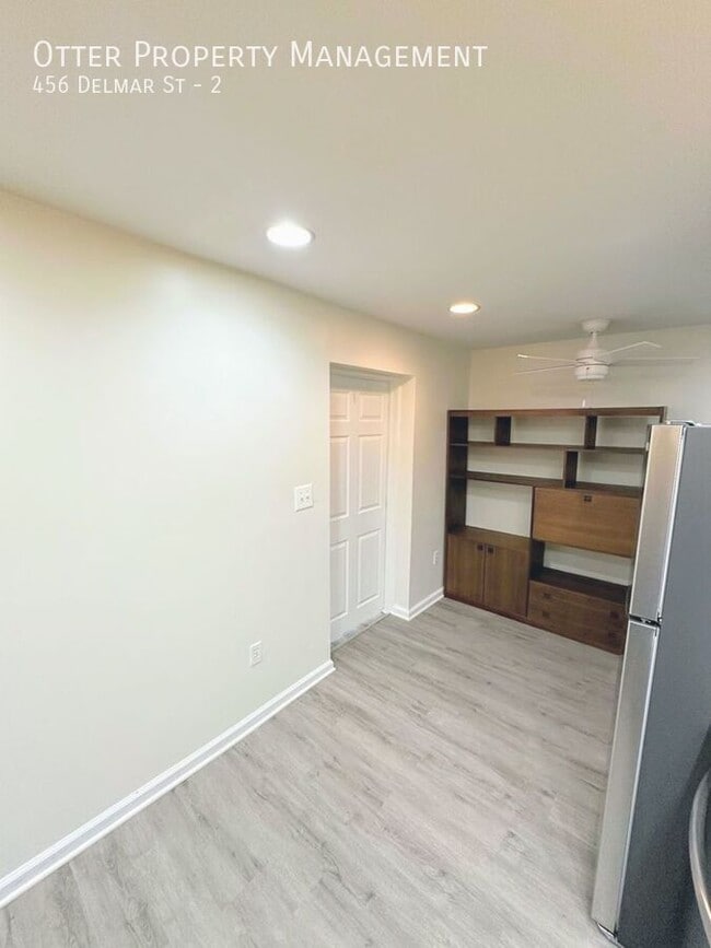 Building Photo - 456 Delmar St