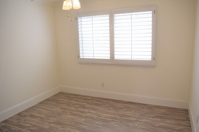 Building Photo - 9456 Cedarview Way