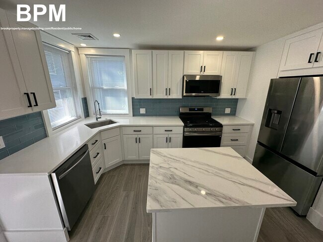 Building Photo - 452 Centre St