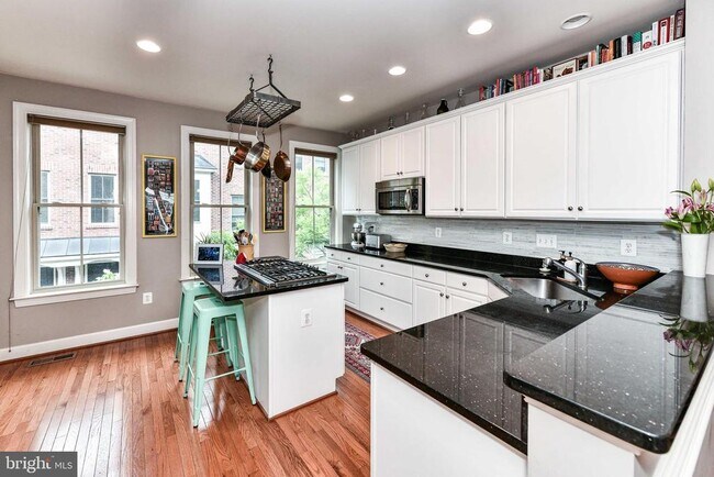 Primary Photo - 2505 S Kenmore Ct