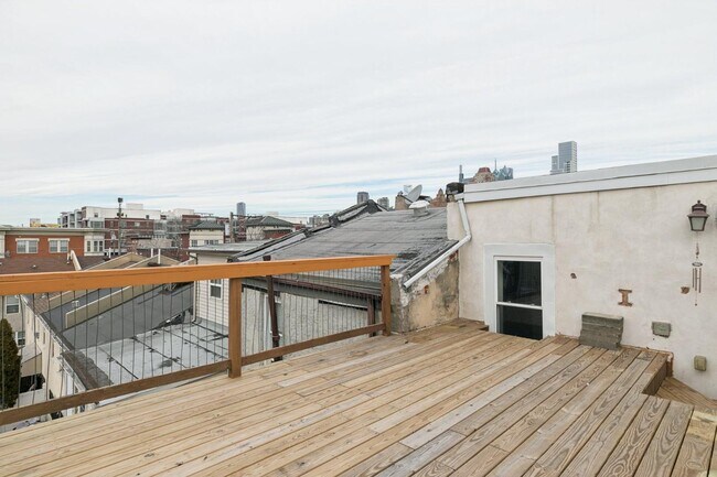 Building Photo - 1228 Catharine St