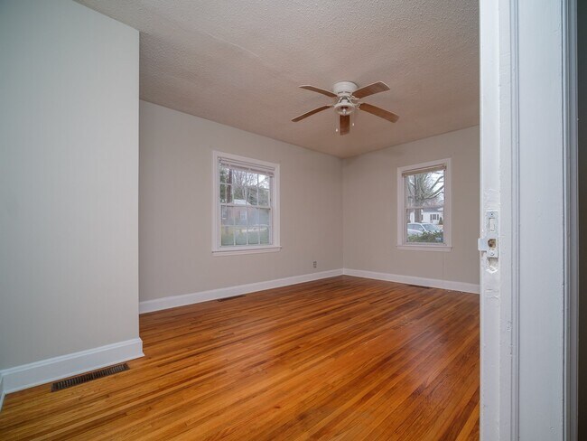 Building Photo - "Charming 3-Bedroom Home with Gleaming Hardwood Floors & 2 Full Baths in Prime Charlotte Location!"