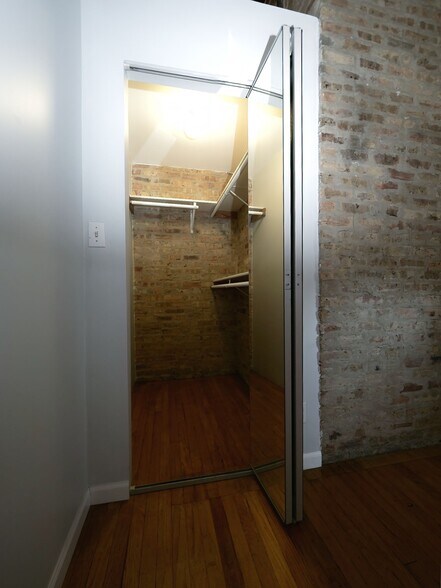 Building Photo - 2849 W Belmont Ave
