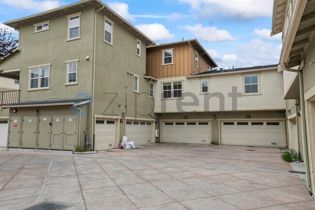 Building Photo - 1210 Coyote Creek Way