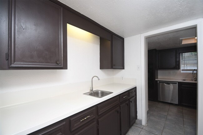 Building Photo - 510 Chambly Dr
