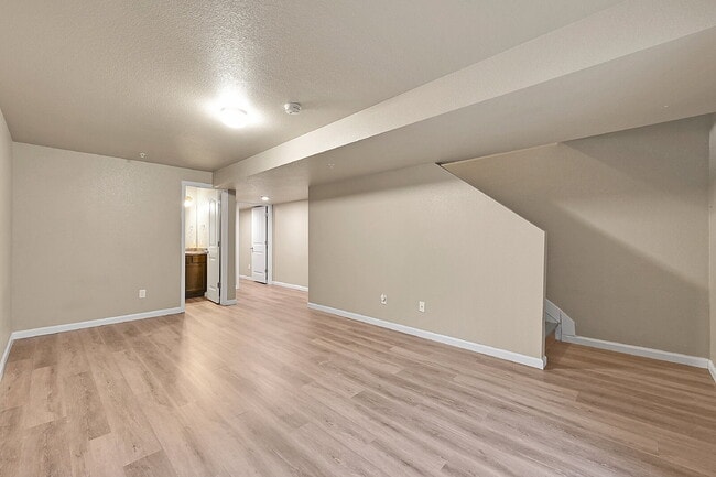 Building Photo - $1,850-3 Bed 3.5 Bath townhome in CO Sprin...