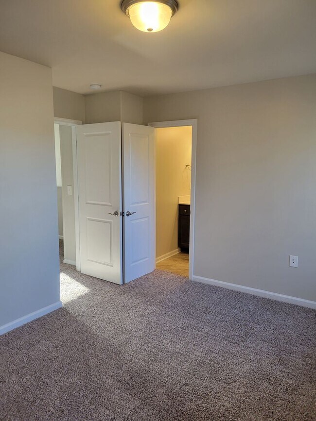 Building Photo - 247 Boyington Pl Rd