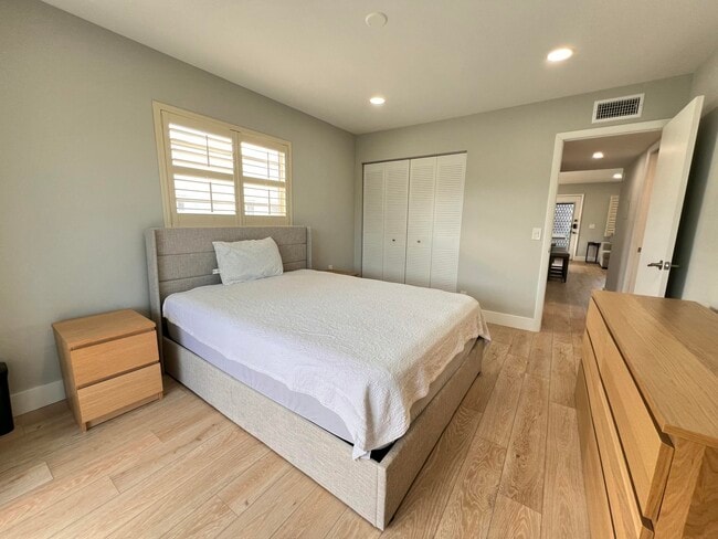 Building Photo - 698 Normandy Ln