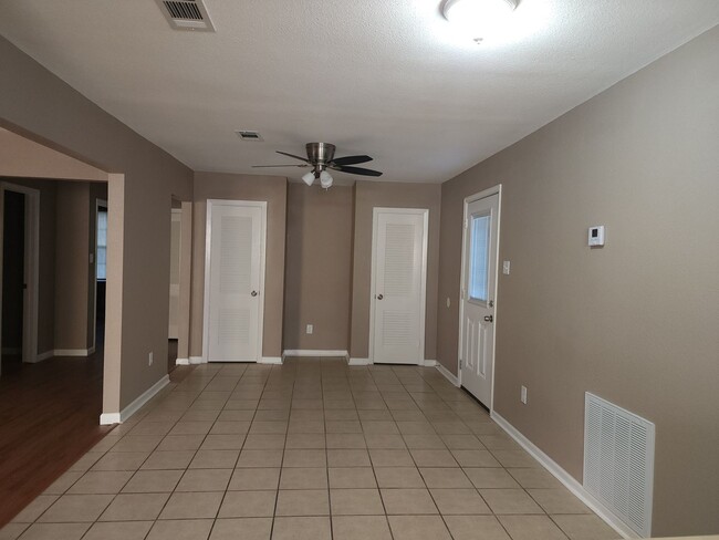 Building Photo - Freshly Renovated Home with Modern Finishes