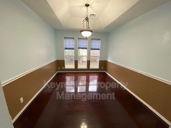 Building Photo - 1009 N Willow Ave