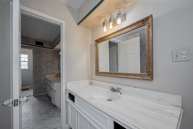 Building Photo - 811 Loire Ln
