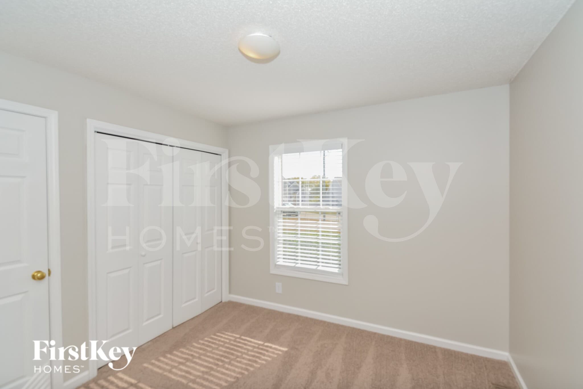 Building Photo - 3890 MacKenzie Dr