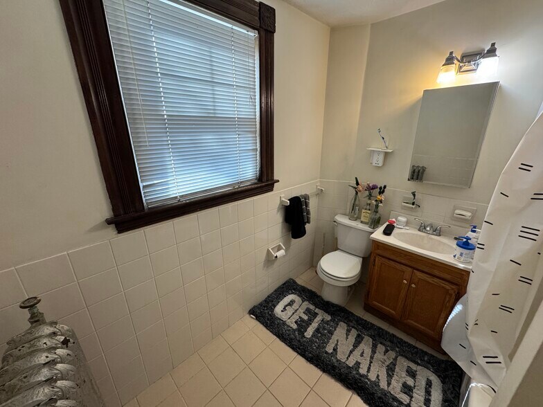 Building Photo - 211 Holland St