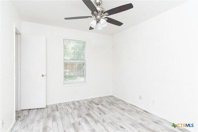 Building Photo - 2018 Cedarhill Dr