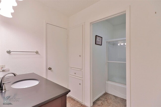 Building Photo - Chimney Rock Duplex