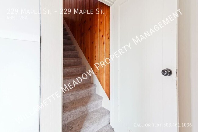 Building Photo - 229 NE Maple St