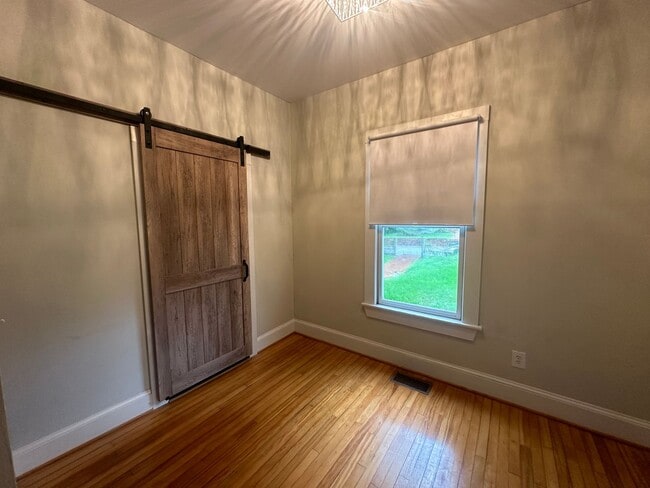 Building Photo - Gorgeous 3 Bed 2 Bath Haymount Home