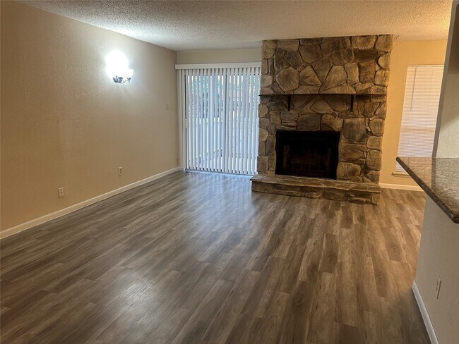 Building Photo - 17401 Red Oak Dr
