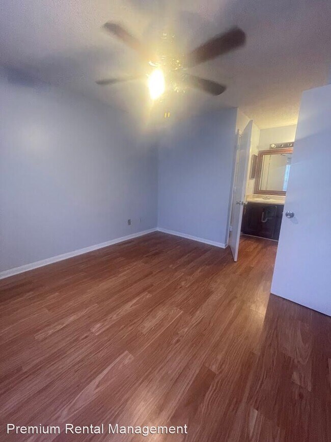 Building Photo - 2 br, 1 bath House - 6118 Westgate Dr #104