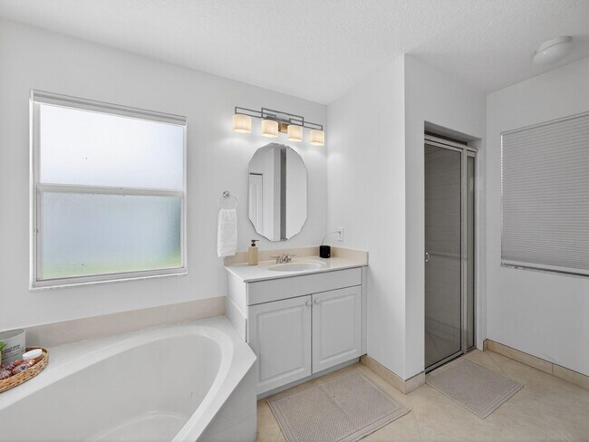 Building Photo - 2757 SW Versailles Terrace