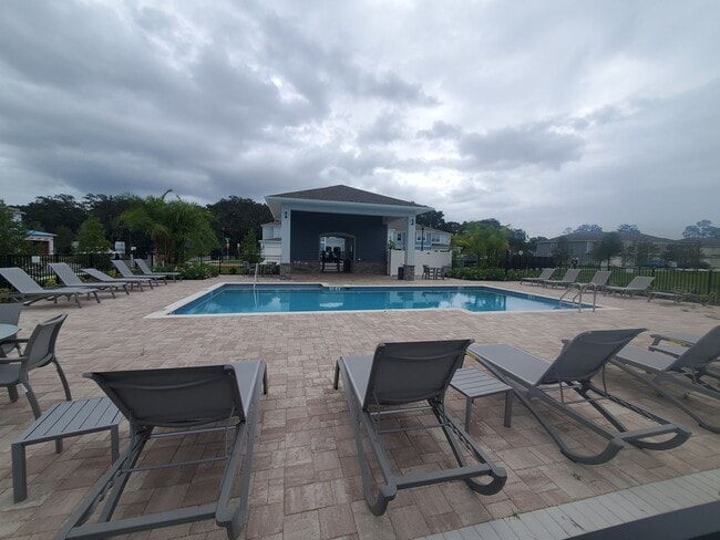 Building Photo - 3 Bedroom, 2.5 Bath Town Home with 1 Car Garage in Grayson Square!