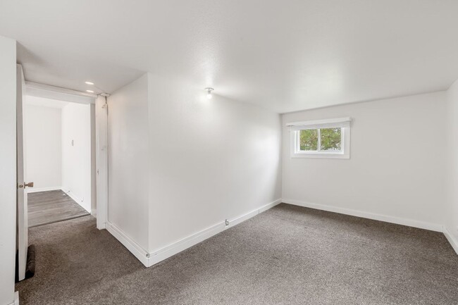 Building Photo - Central CDA rancher 2 bed 1 bath with 2 ca...