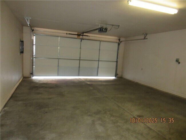 Building Photo - 3156 Gordon Dr