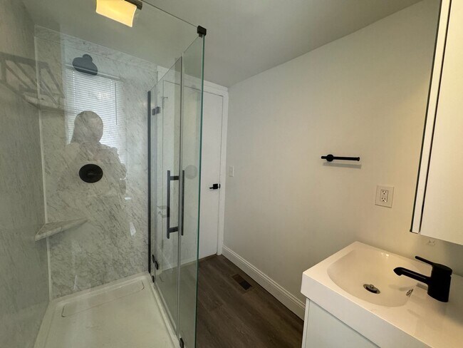 Building Photo - 7 Bed/3 Bath Mins. from UC Campus $750/pp ...