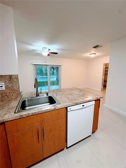 Building Photo - 7610 NW 73rd Ter